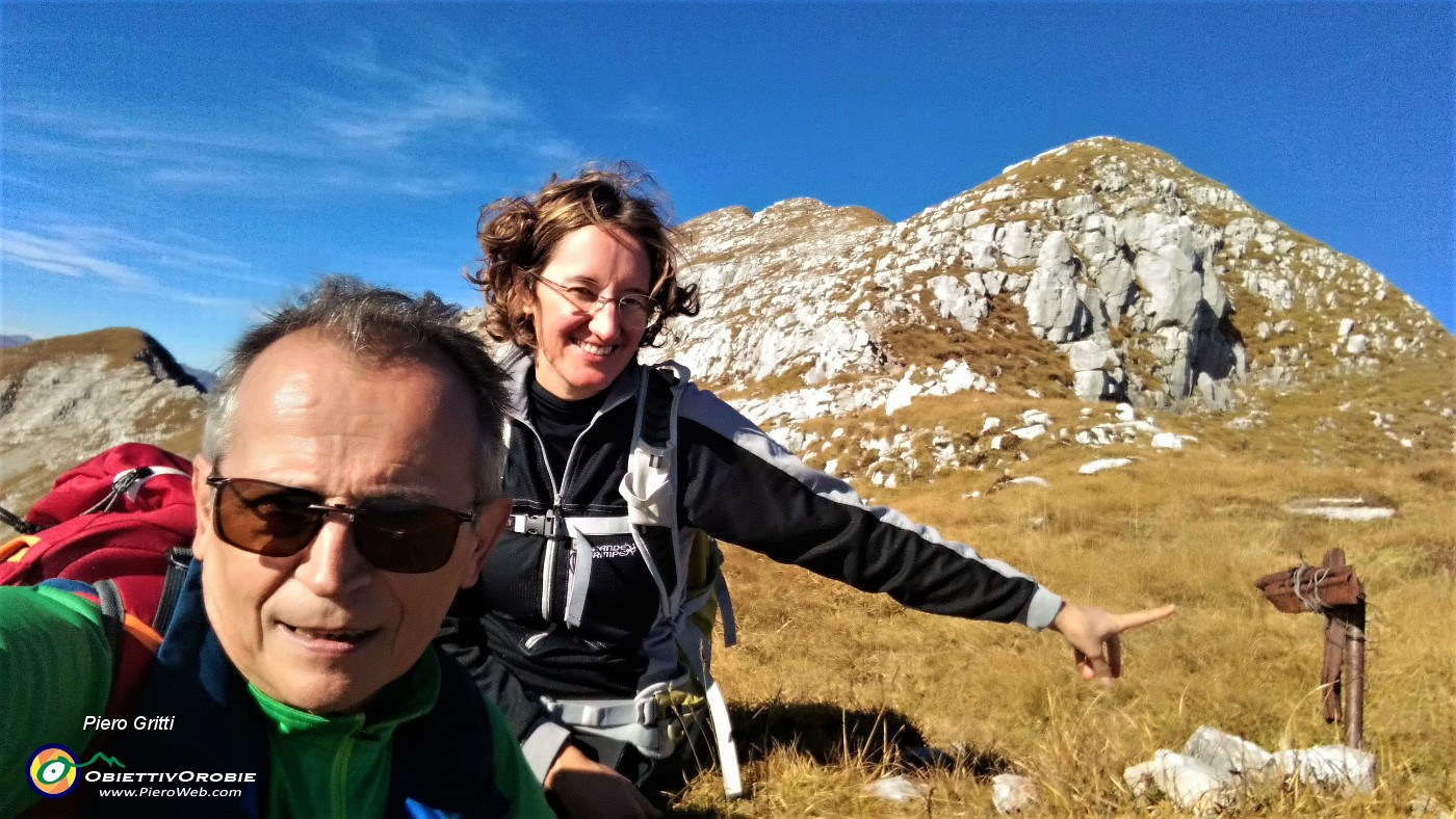 79 A Cima Pezzadello  (2240 m) piccola croce a ricordo aereo statunitense caduto con 12 morti .jpg